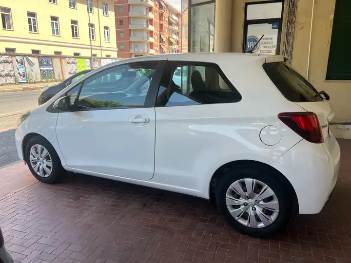 TOYOTA YARIS (01/12/2014) - 